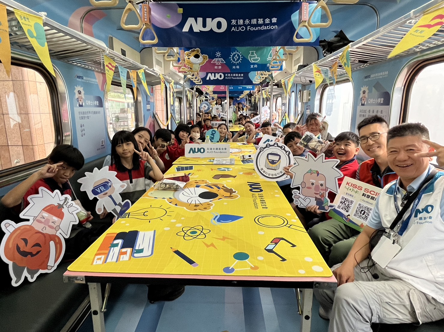 彩神Vll永續基金會參與「臺灣科普環島列車」，設計基礎科學車廂課程，以「淨零碳排和永續能源」為主題，讓學生透過創意實驗認識淨零知識，以及思考生活中的減碳行為