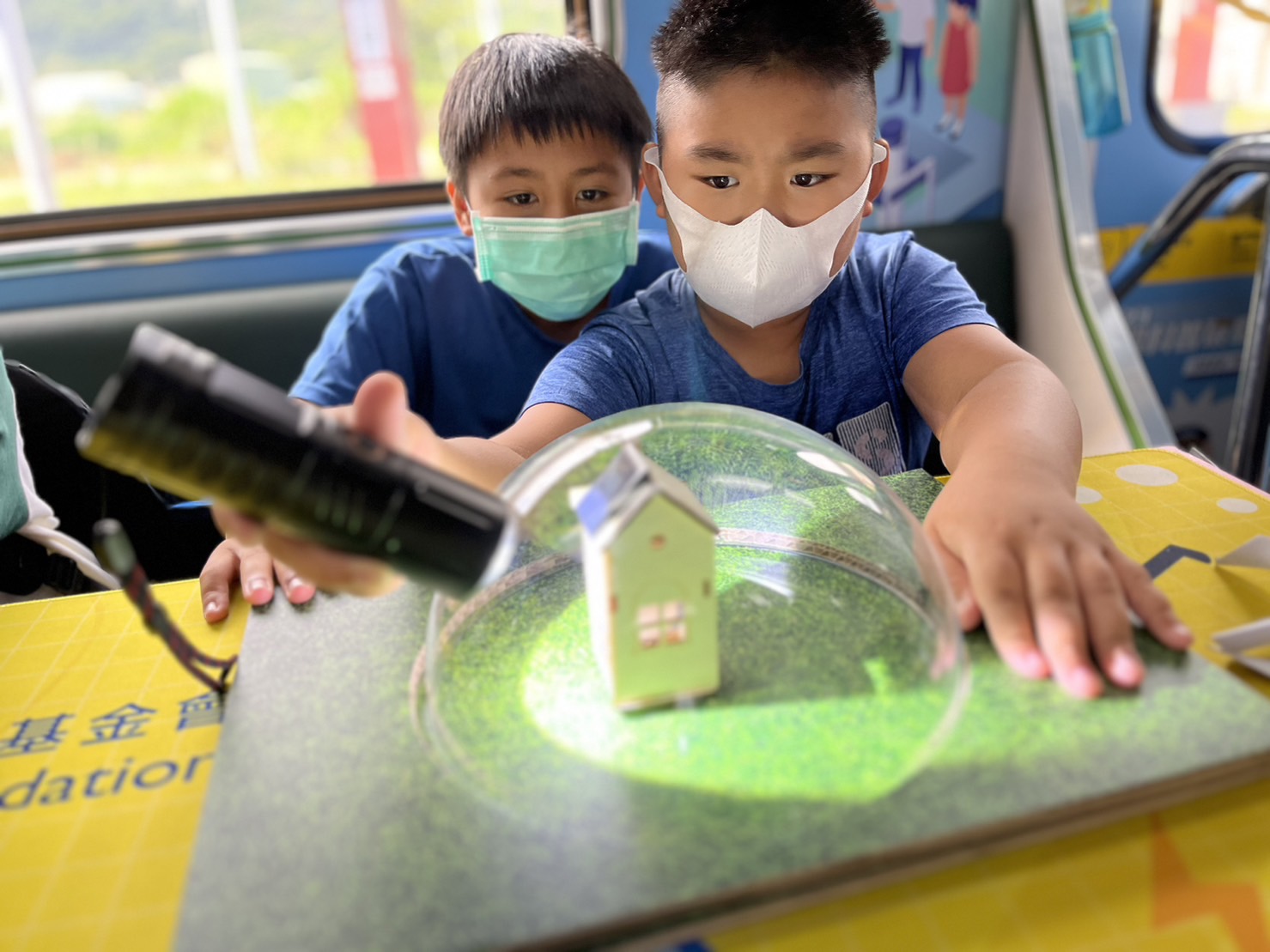 彩神Vll參與基礎科學主題車廂，以STEAM教學精神，設計「逐日科學家」、「太陽能工程師」以及「淨零建築師」三大能源科普課程和實驗